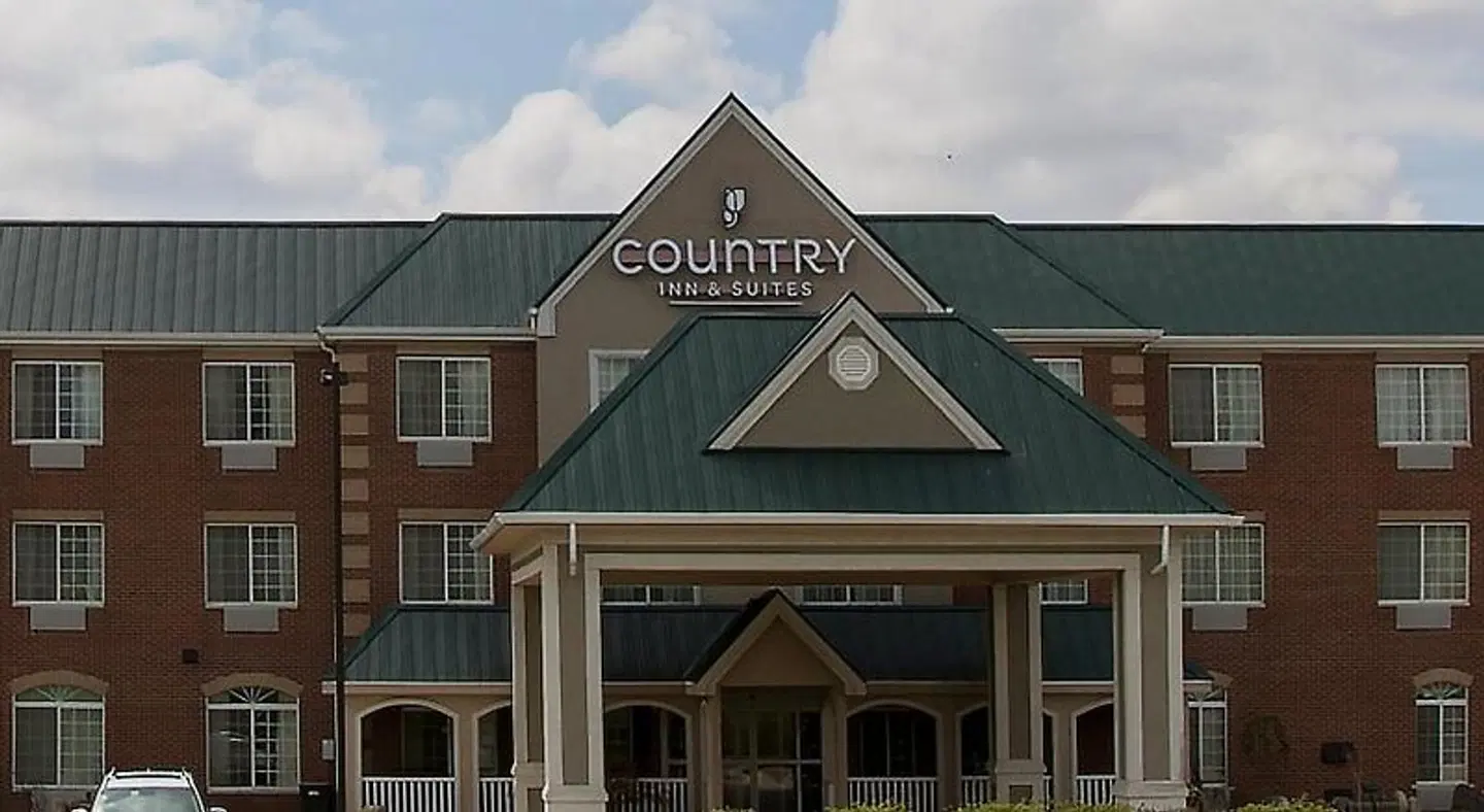 Country Inn & Suites by Radisson, Valparaiso, IN EXTERIOR