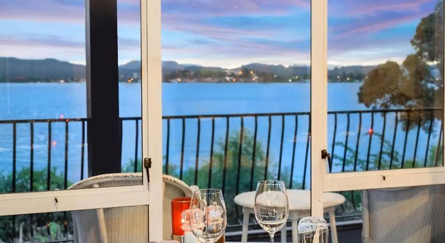 Black Swan Lakeside Boutique Hotel Restaurant