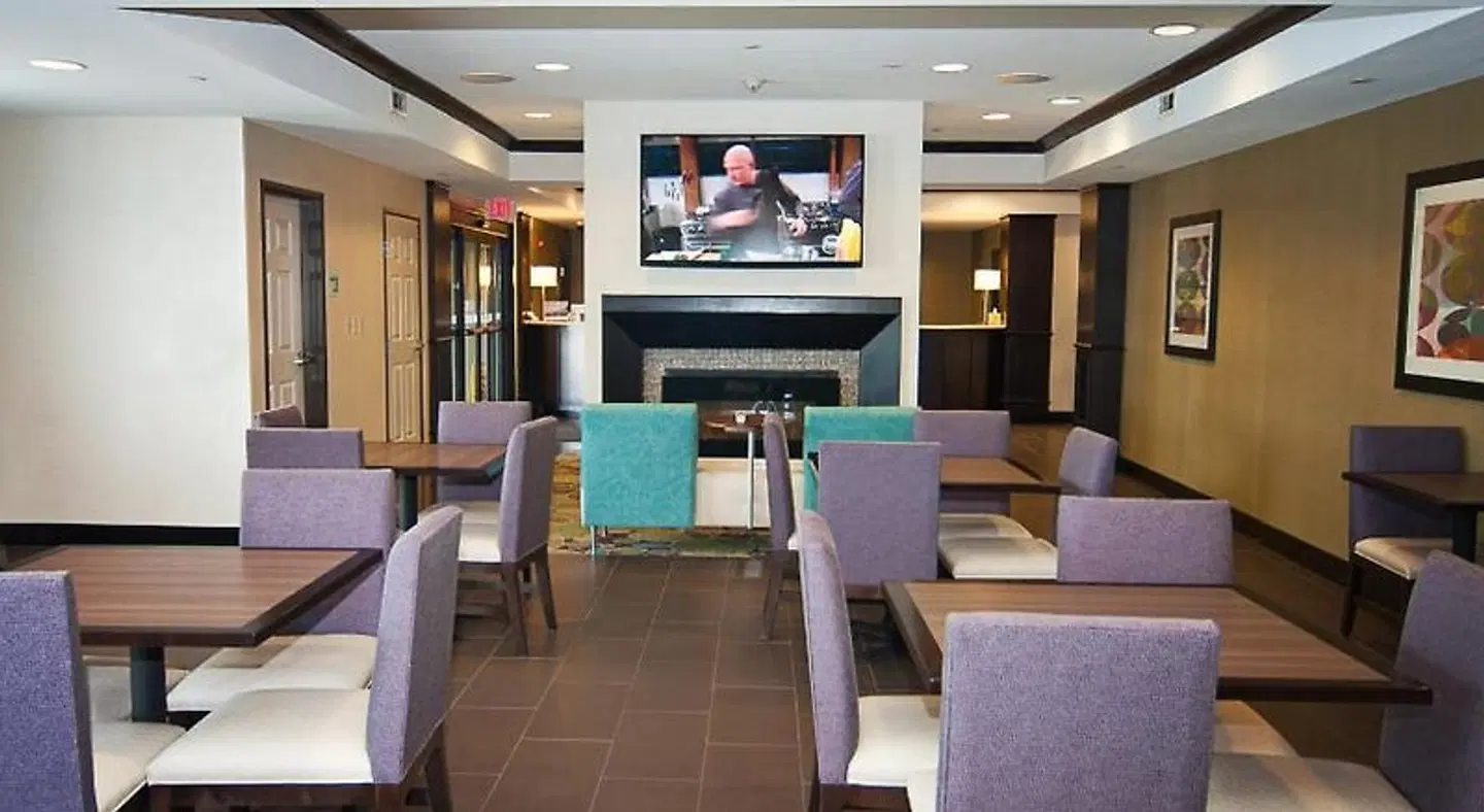 Holiday Inn Express Wichita Northeast Bar