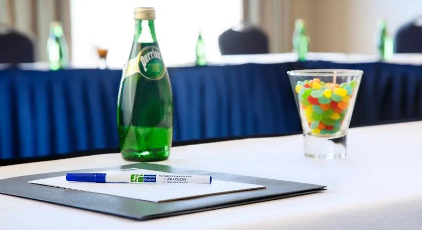 Holiday Inn Express & Suites Ottawa West - Nepean by IHG SPORTS_AND_LEISURE
