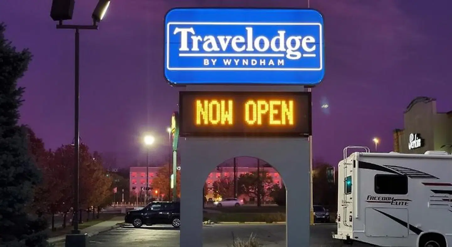Travelodge by Wyndham Elkhart EXTERIOR