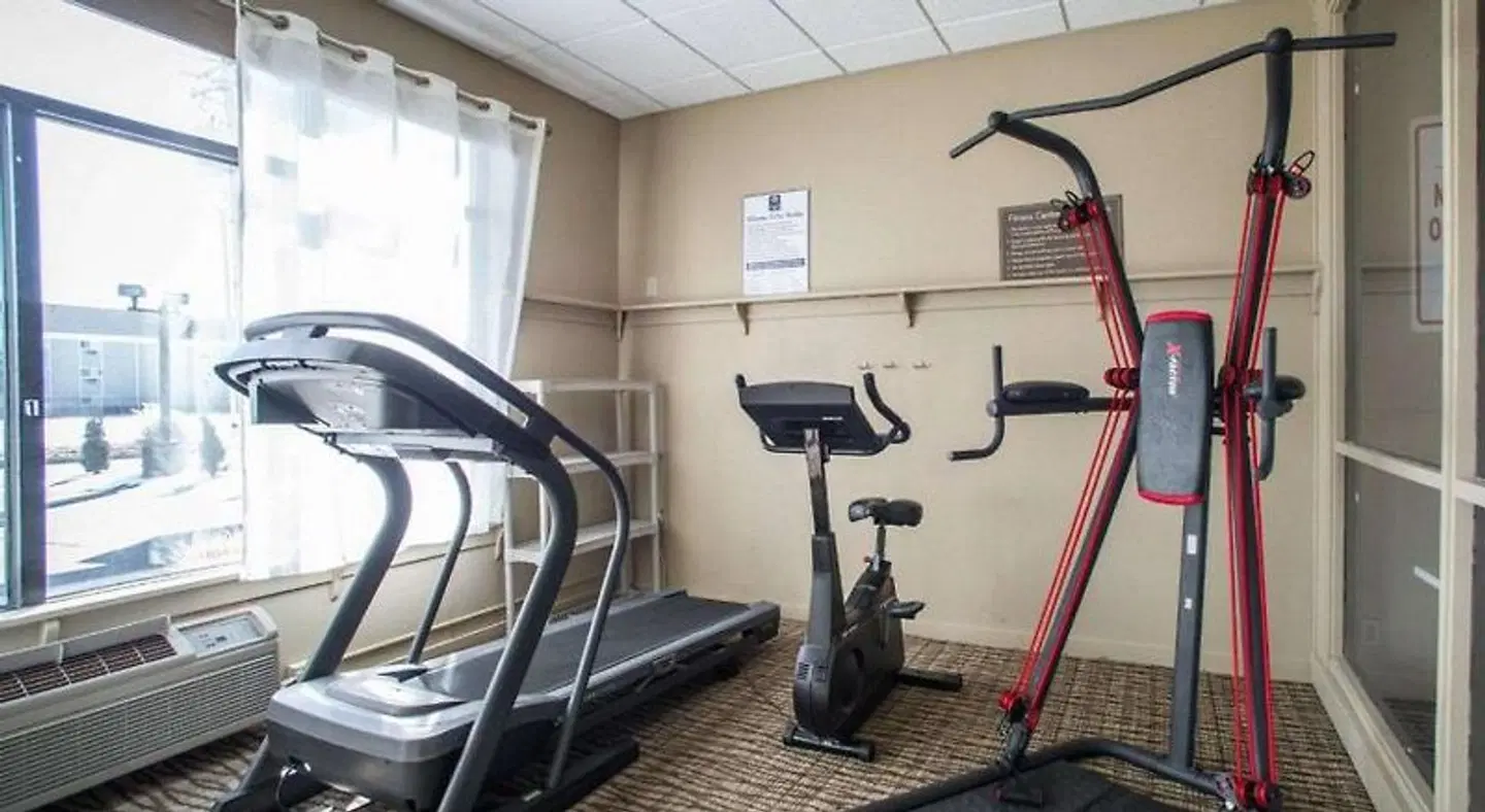 Comfort Inn & Suites SPORTS_AND_LEISURE