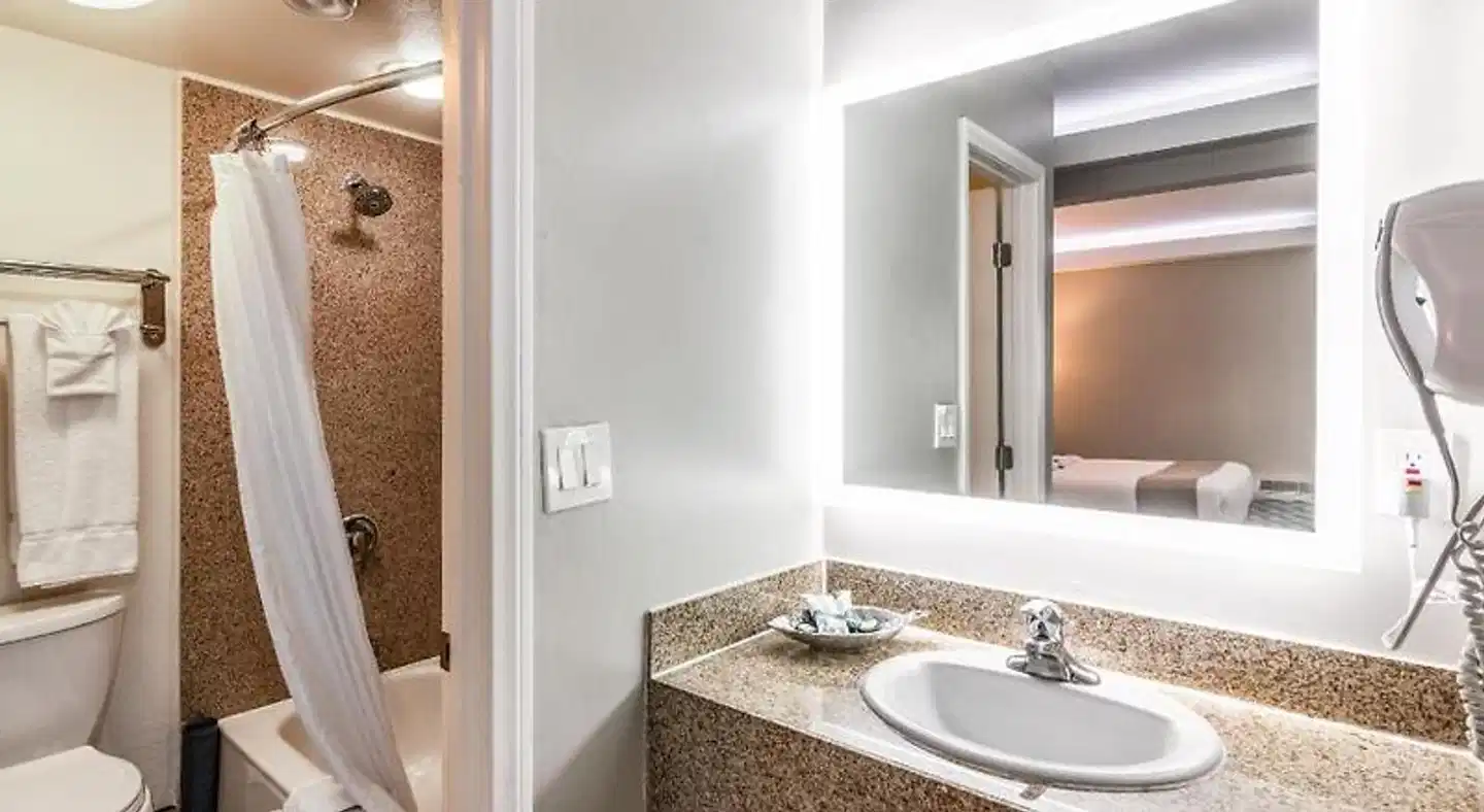 Inn at 50 Long Beach Convention Center Badezimmer