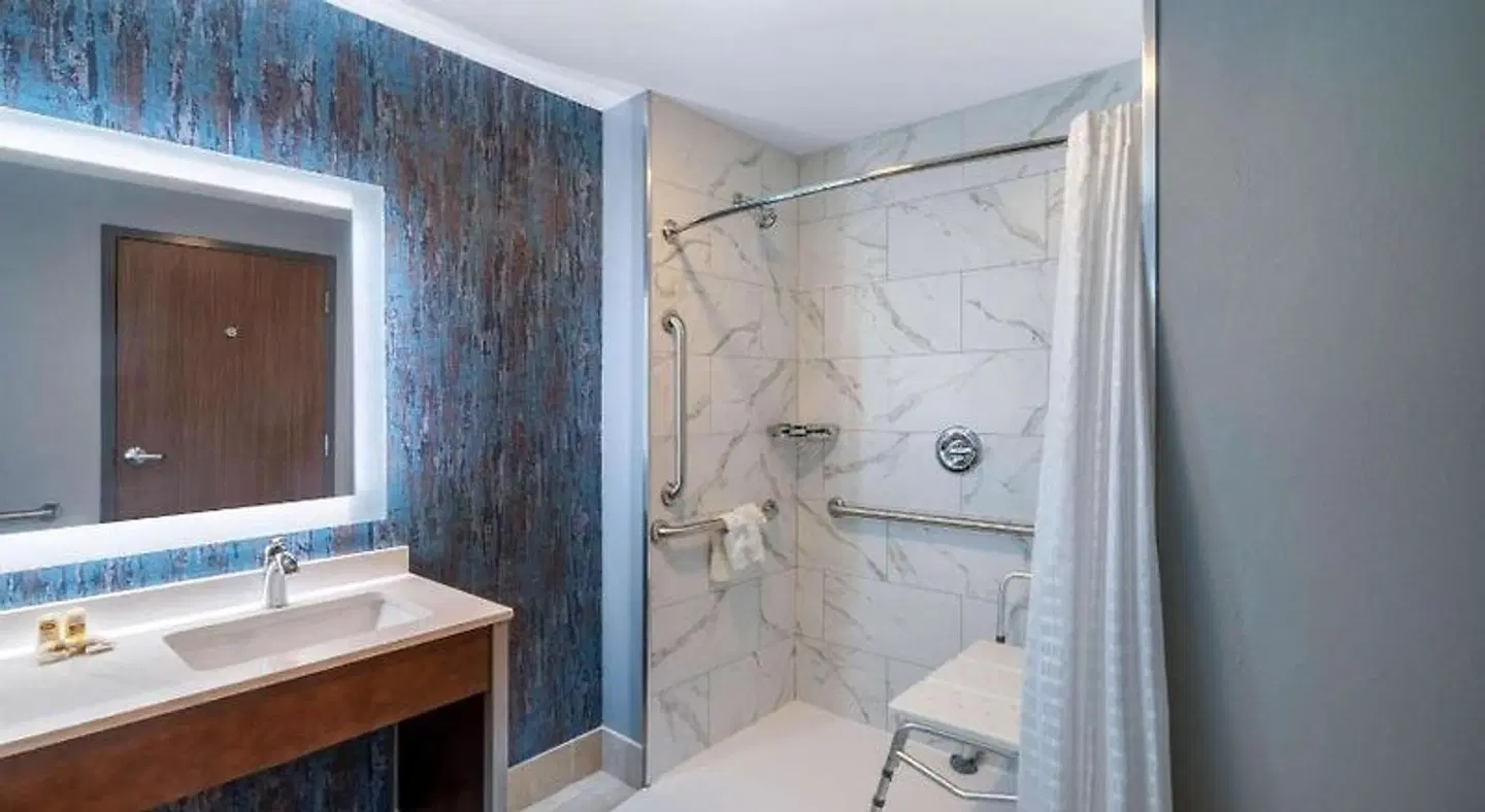 La Quinta Inn & Suites by Wyndham Louisville East Badezimmer