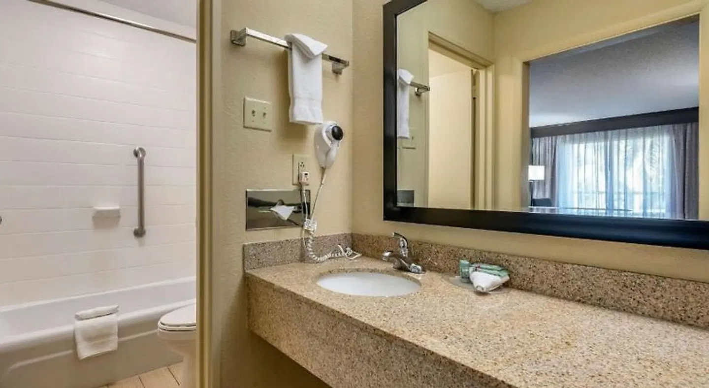 Best Western Downtown Stuart Badezimmer