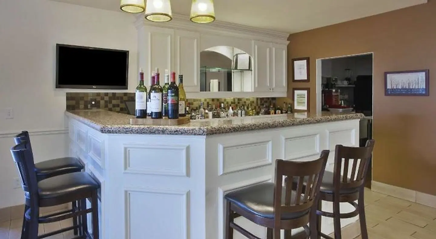 Hilton Garden Inn Wichita Bar
