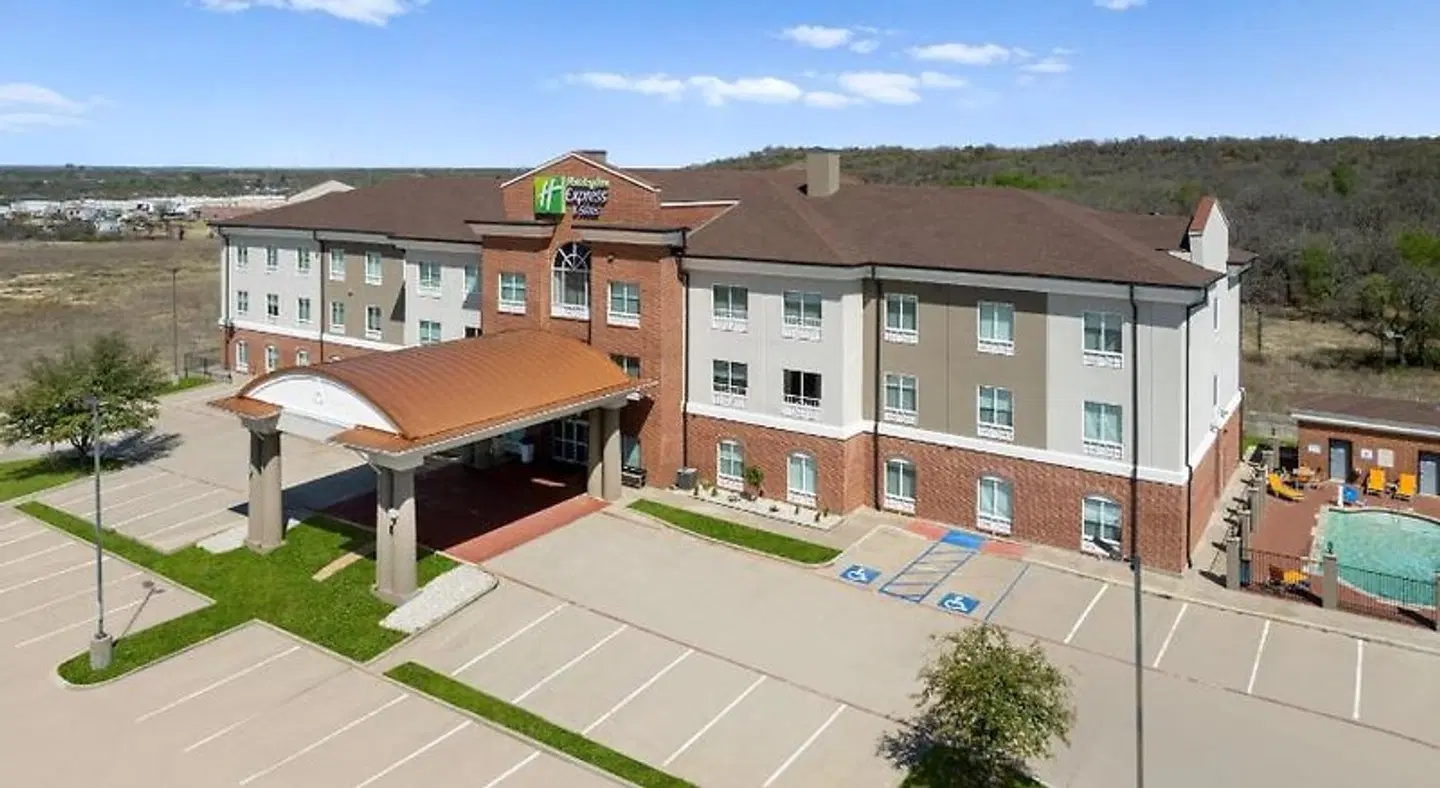 Holiday Inn Express & Suites Graham EXTERIOR