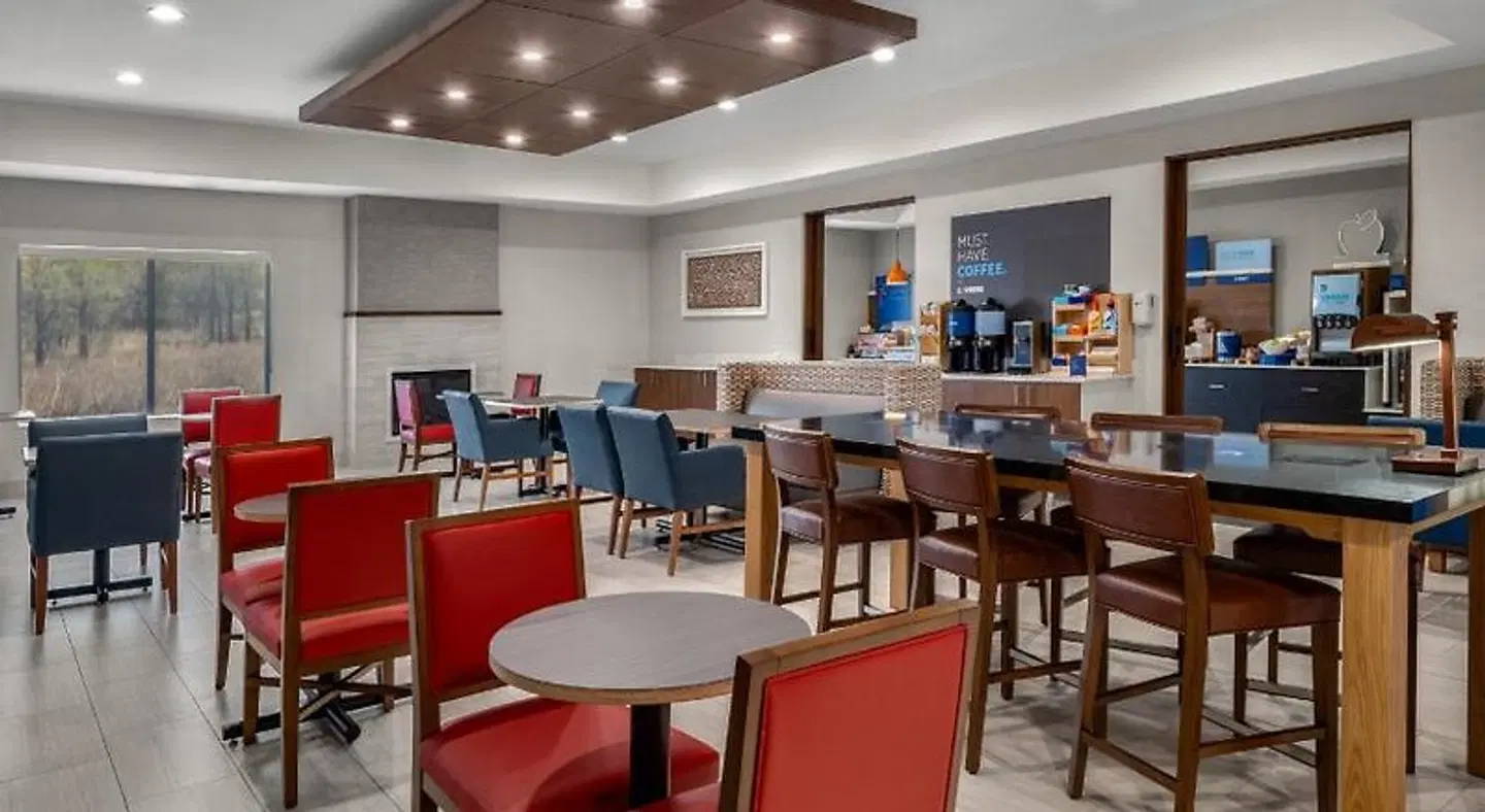Holiday Inn Express & Suites Graham Bar