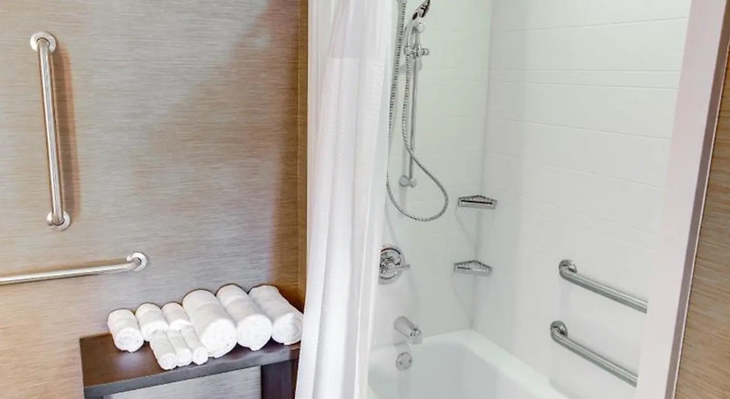 Cambria Hotel Plano Frisco Badezimmer