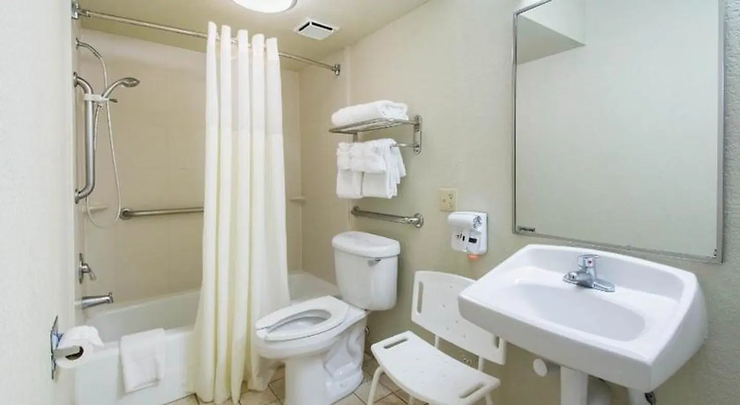 Quality Inn Daytona Speedway - I-95 Badezimmer