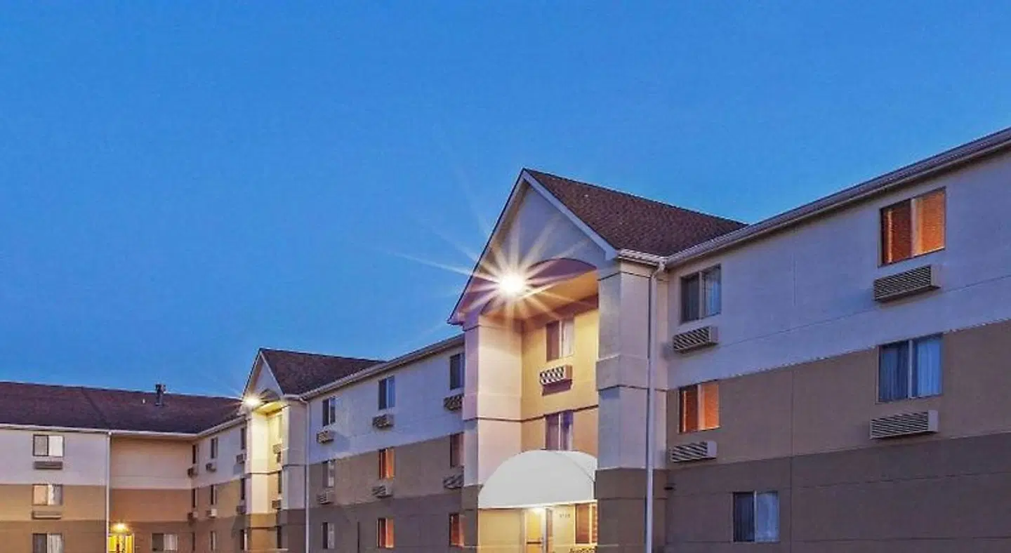 MainStay Suites Wichita Northeast EXTERIOR