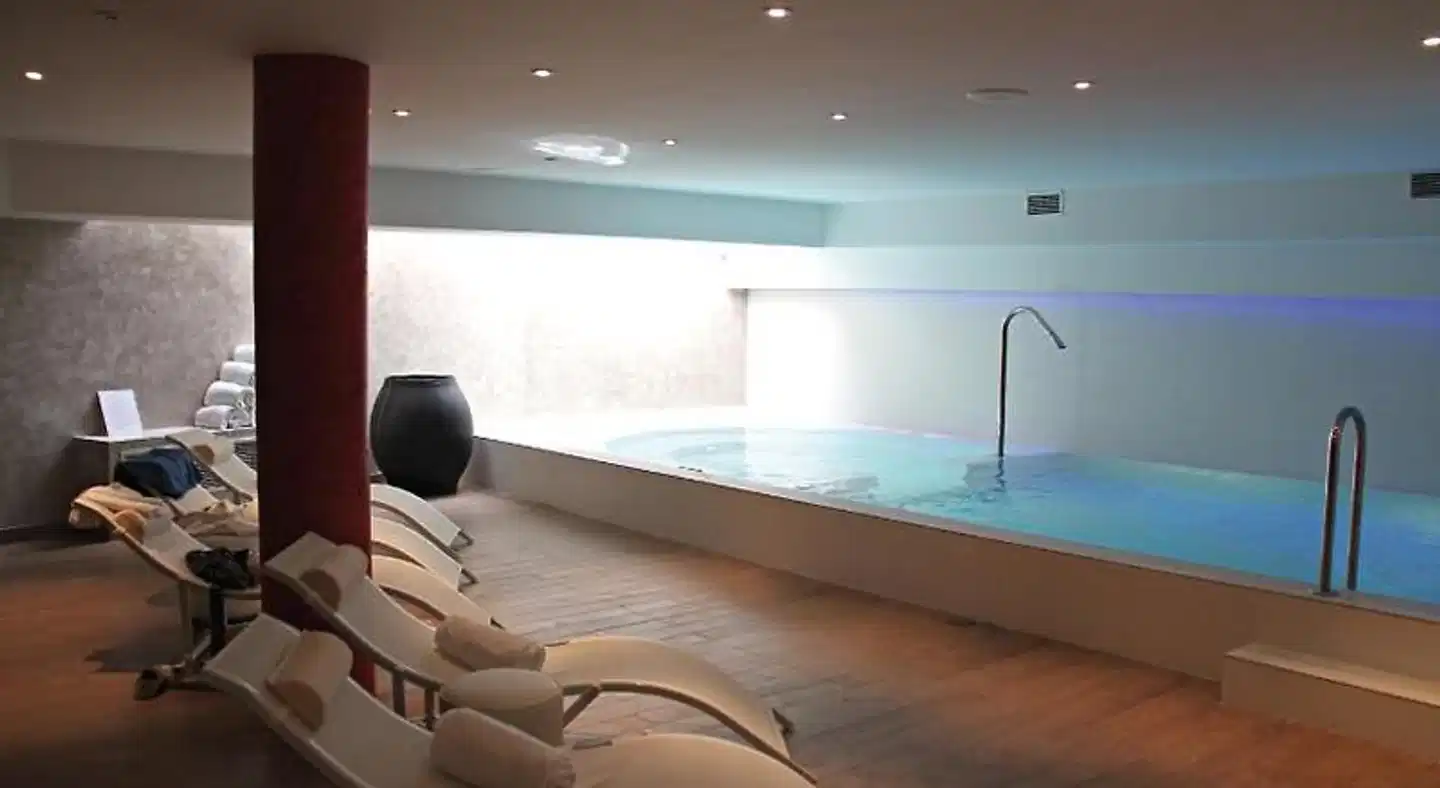 Montaigne & Spa Hallenbad