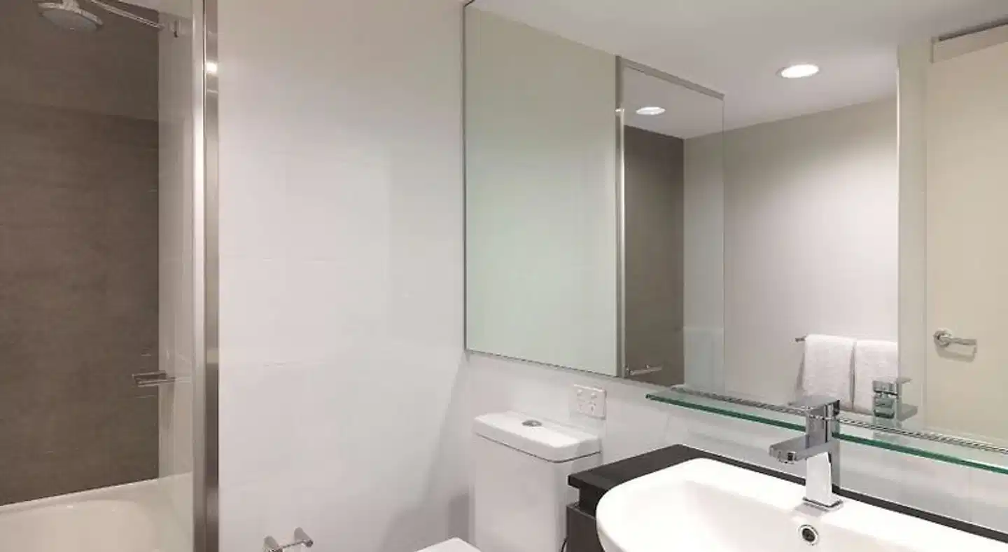 Adina Apartment Hotel Sydney Airport Badezimmer