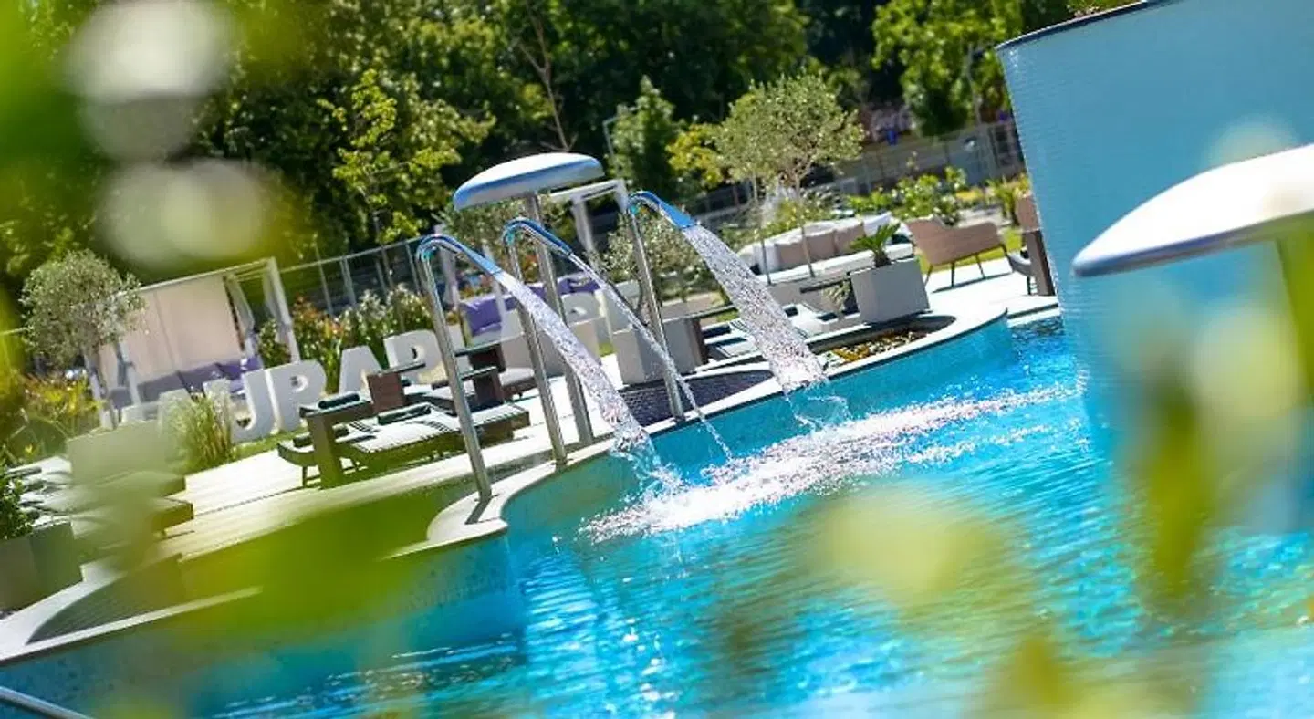 Aura Hotel OUTDOOR_POOL