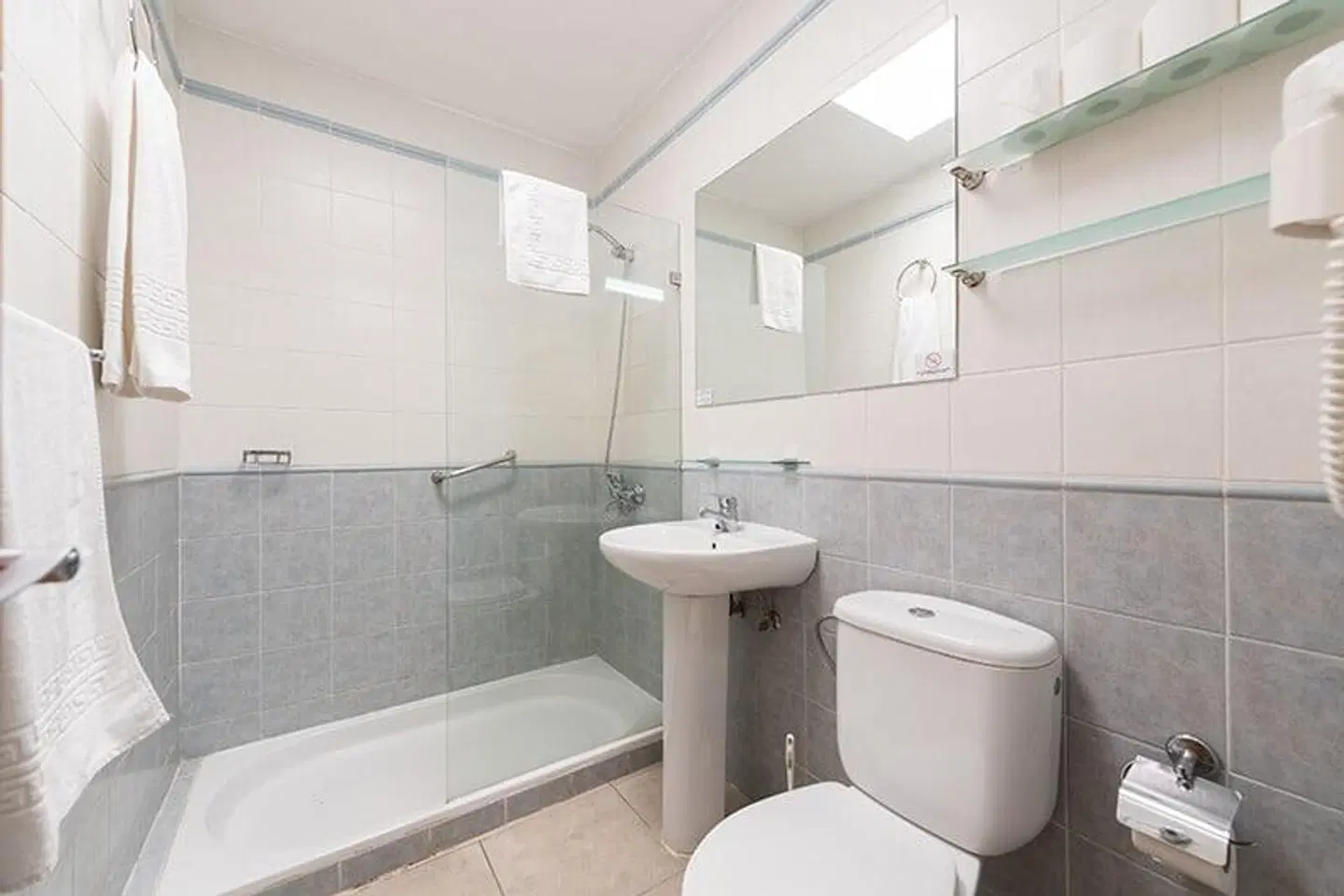 eó Maspalomas Resort Badezimmer