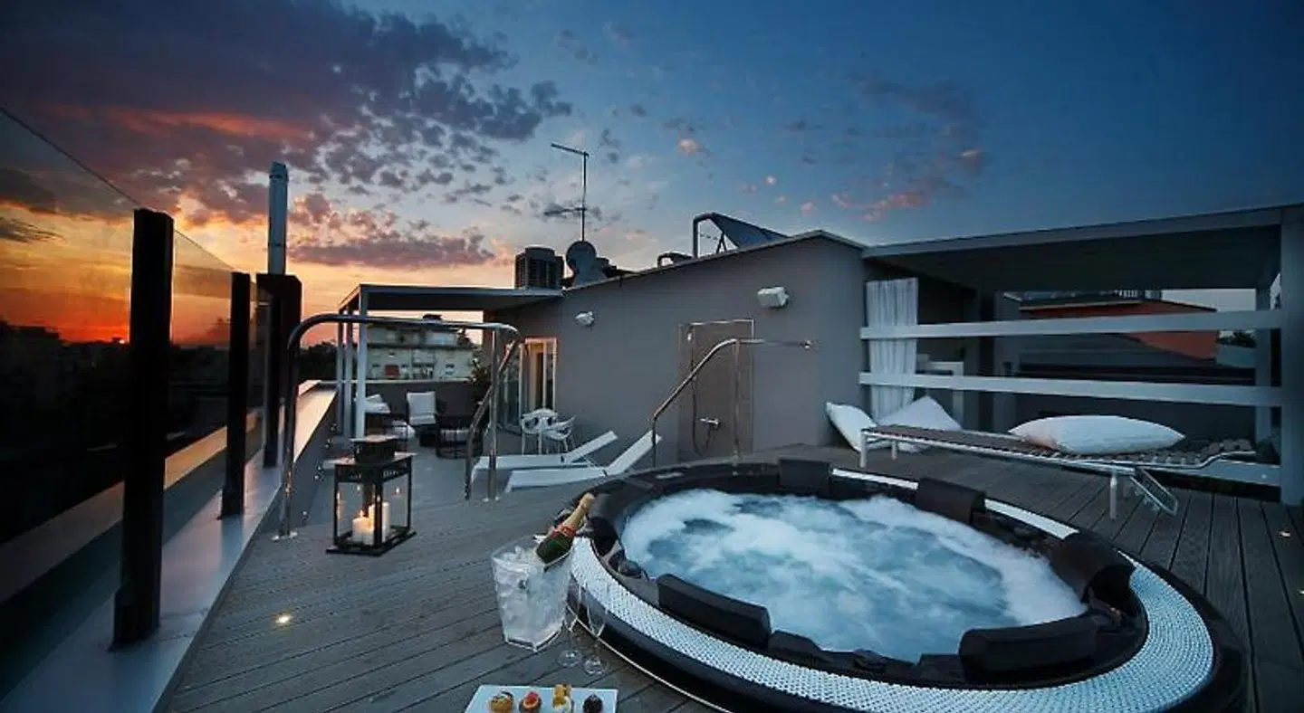 Q Hotel EXTERIOR