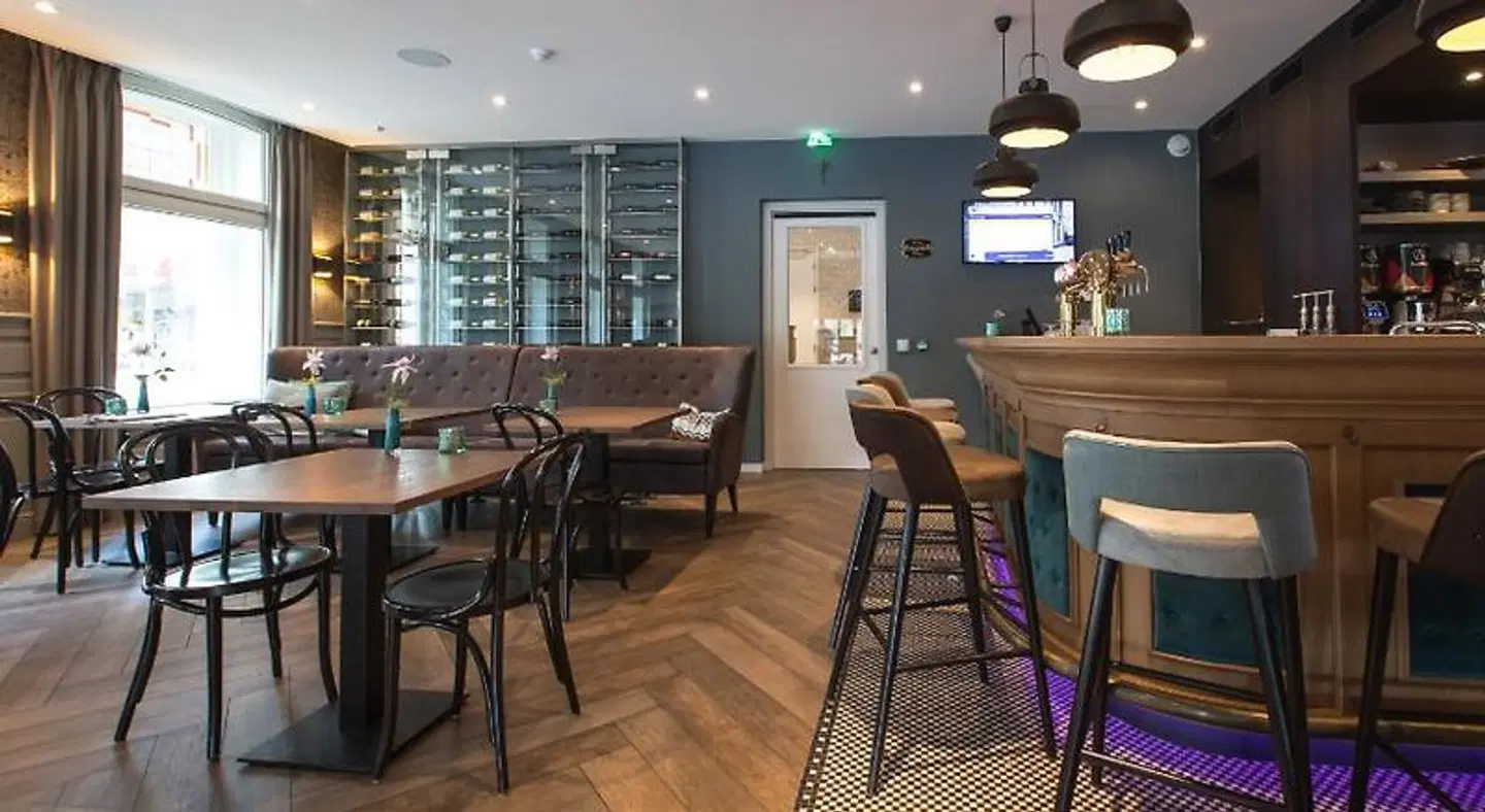 Brasserie-Hotel Antje van de Statie Bar