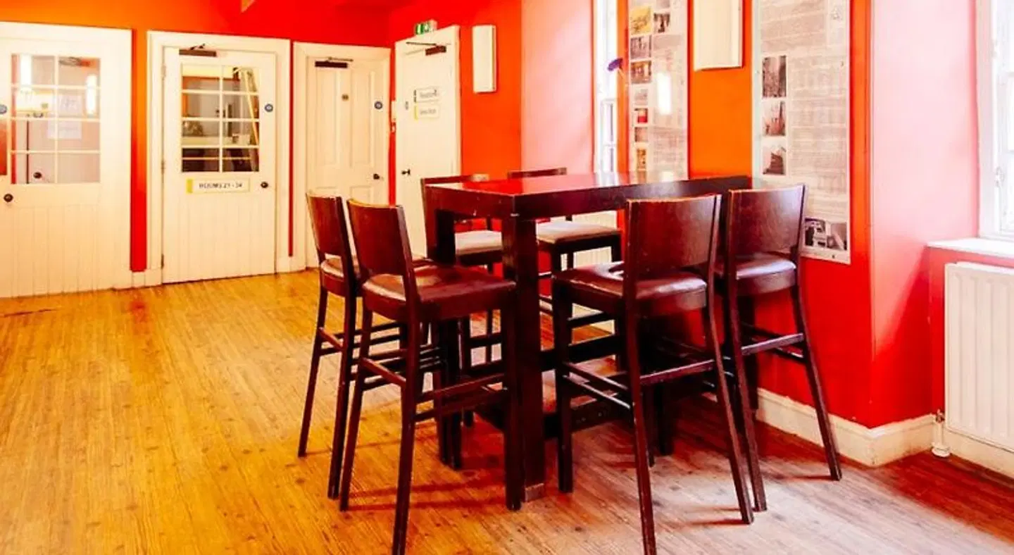 Dundee Backpackers Bar