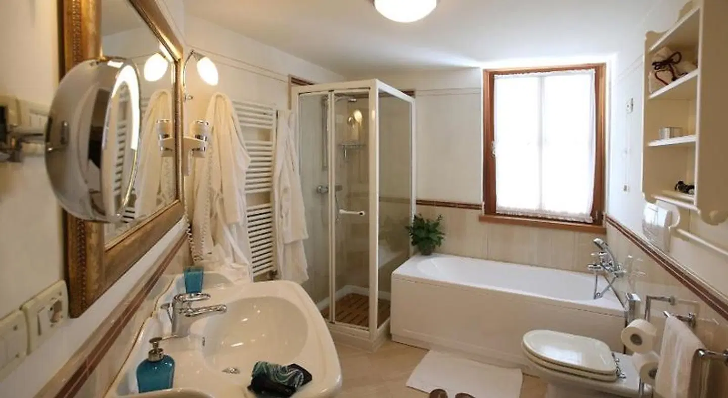 Alpen Suite Hotel Badezimmer