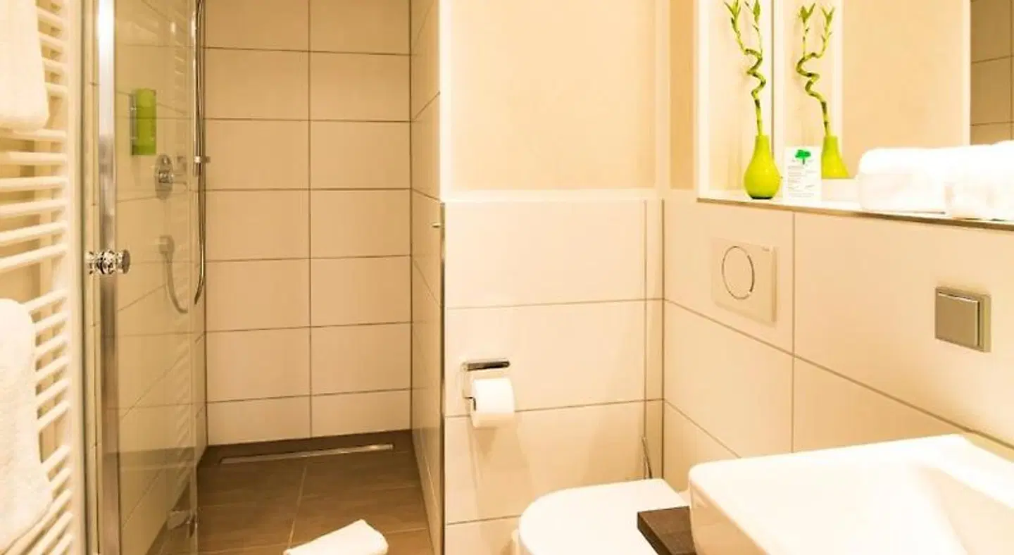 sevenDays Hotel BoardingHouse Mannheim Badezimmer