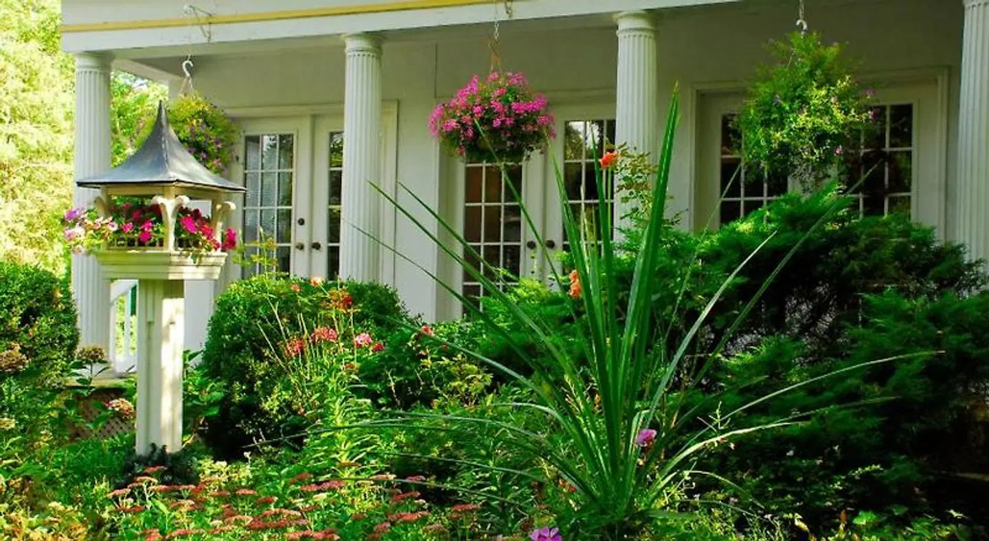 Brockamour Manor Bed and Breakfast EXTERIOR