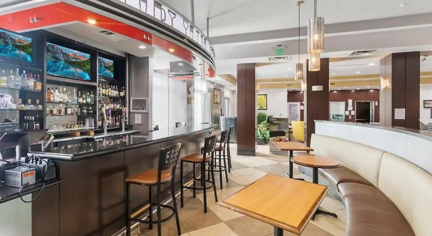 Holiday Inn & Suites Waco Northwest by IHG Bar