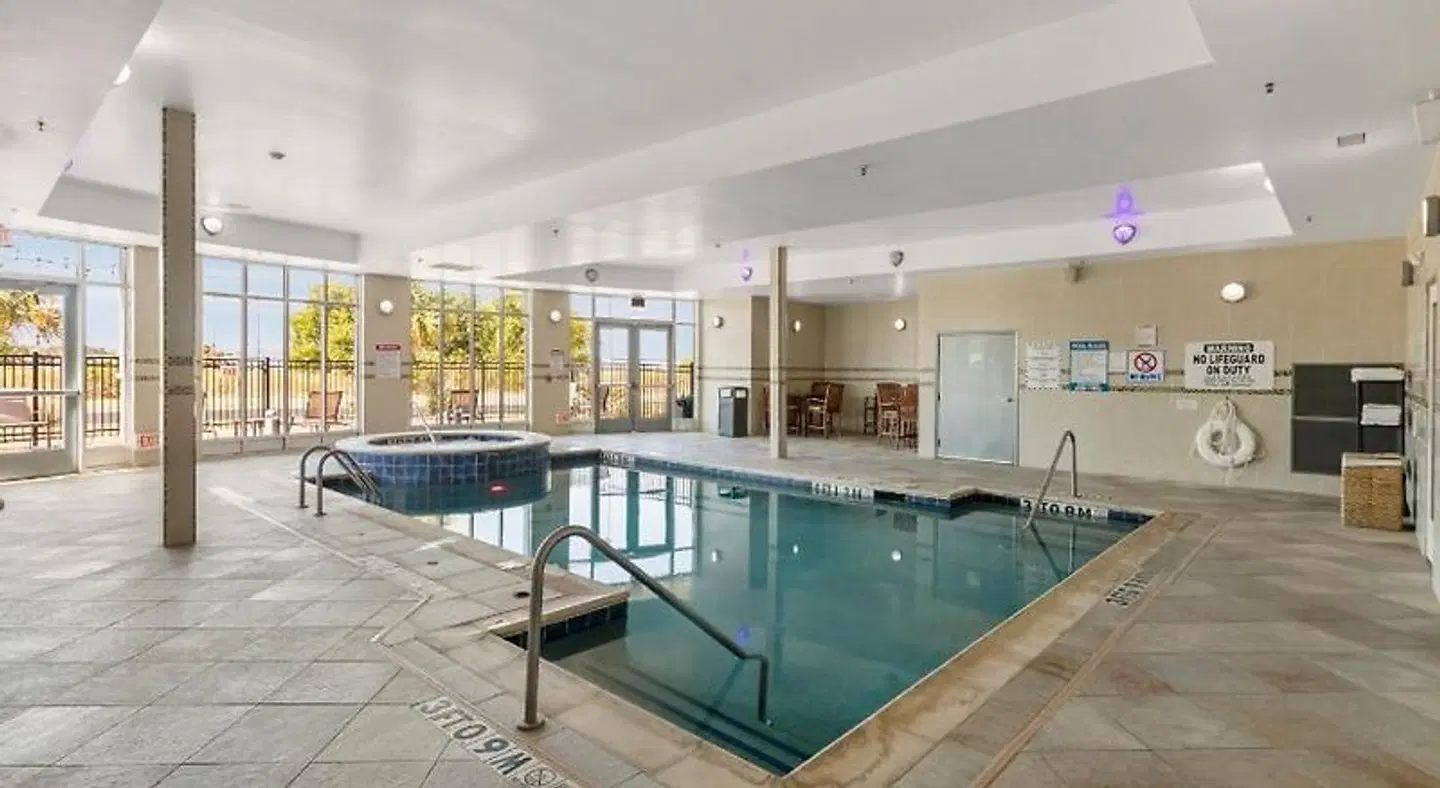 Holiday Inn & Suites Waco Northwest by IHG Hallenbad