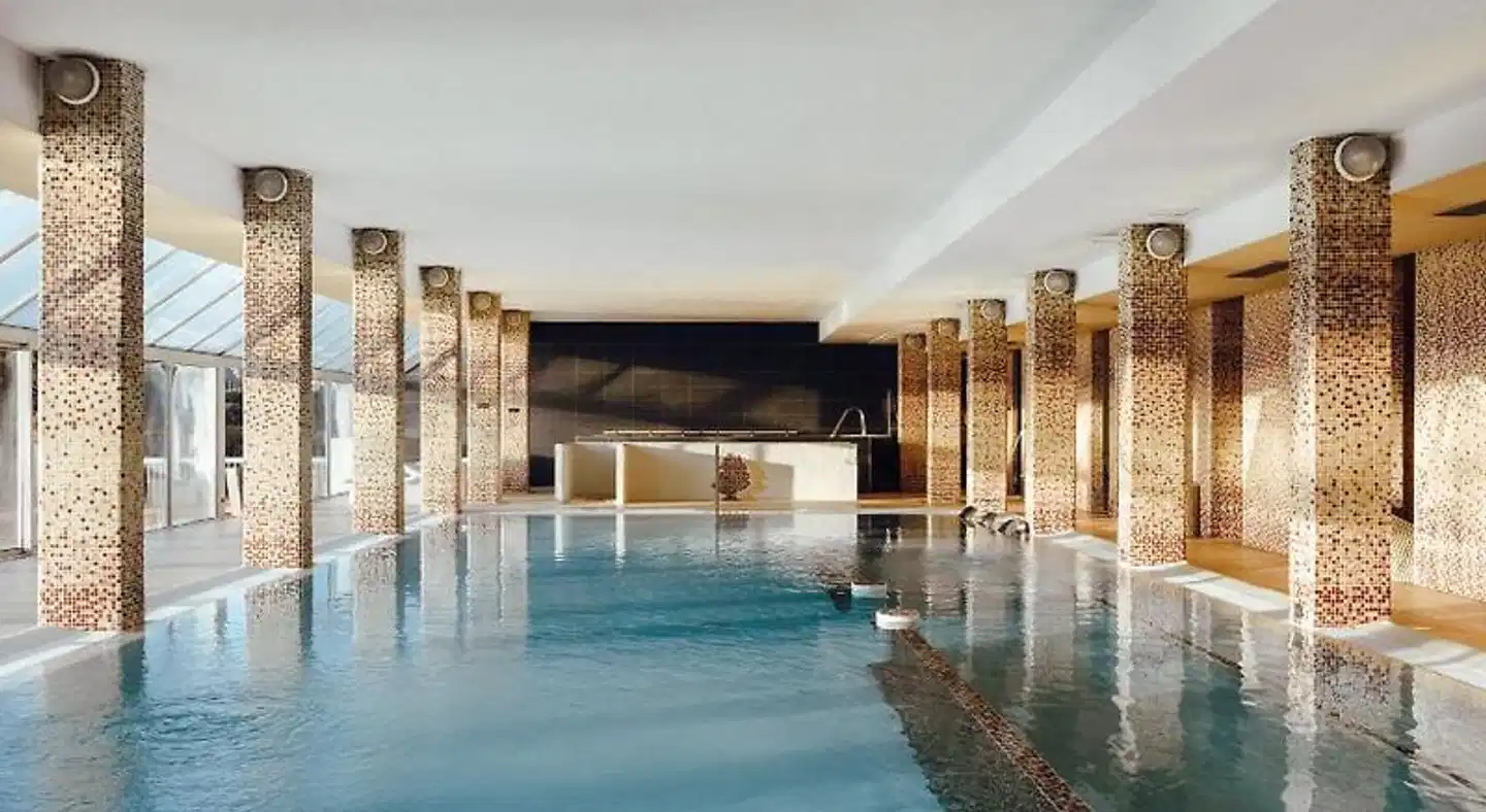 Château Les Dryades Golf & Spa Hallenbad