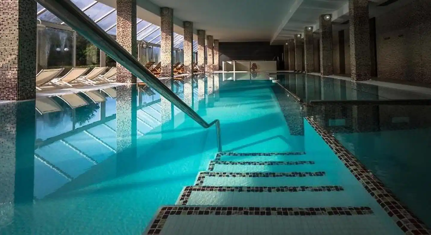 Château Les Dryades Golf & Spa Hallenbad