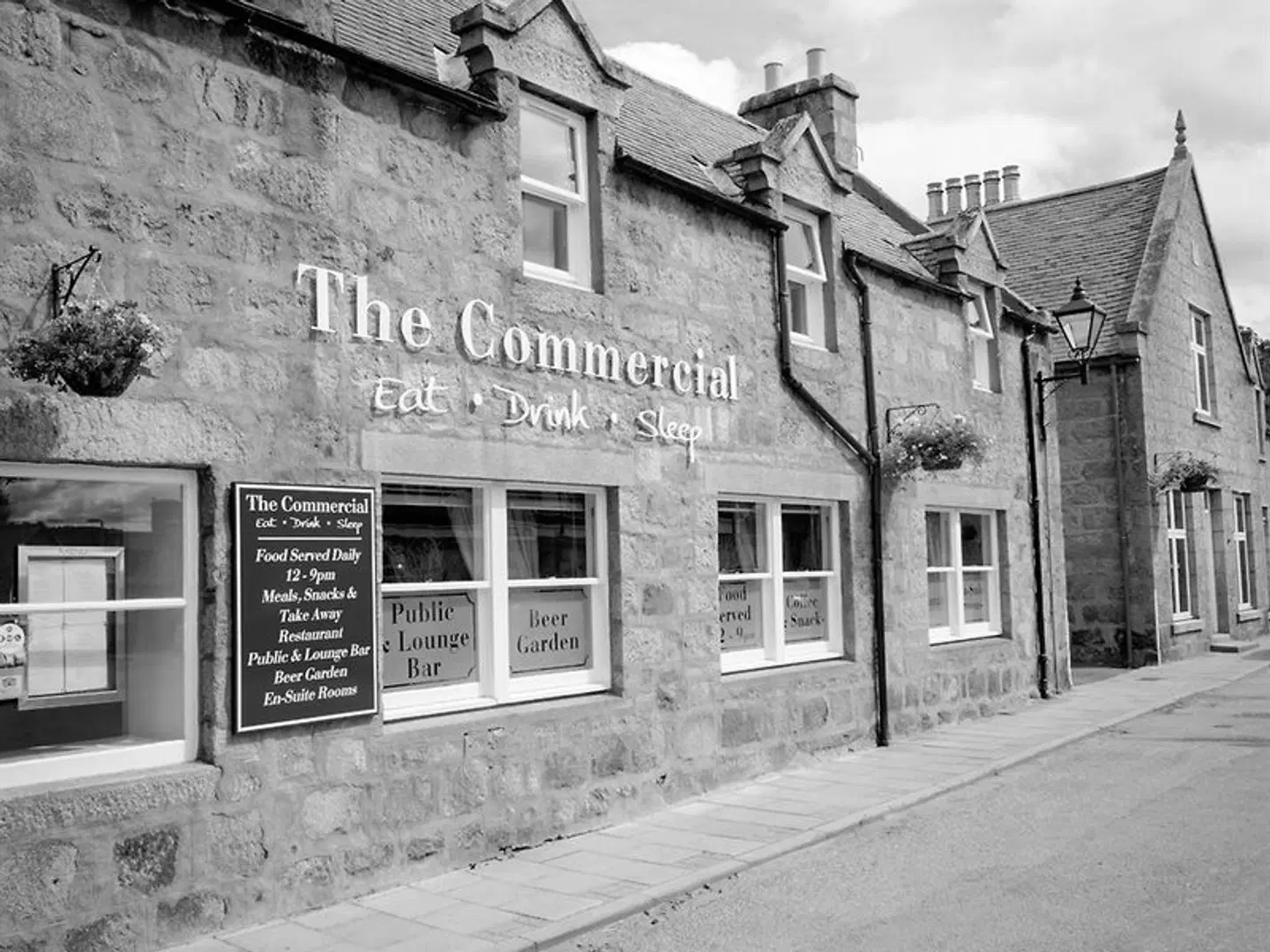 The Commercial Hotel EXTERIOR