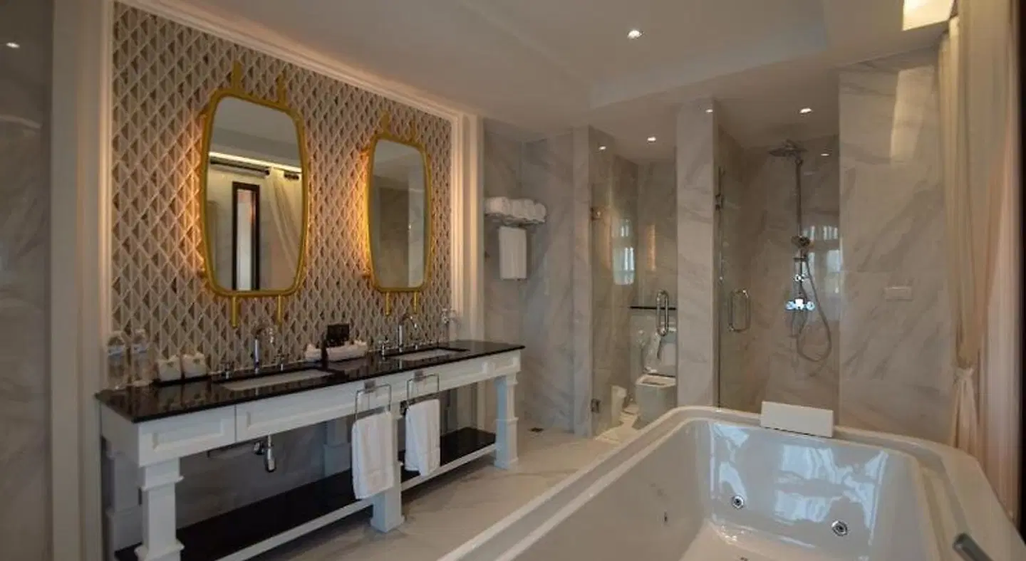 Nanta Glam CM Hotel & Residences Badezimmer