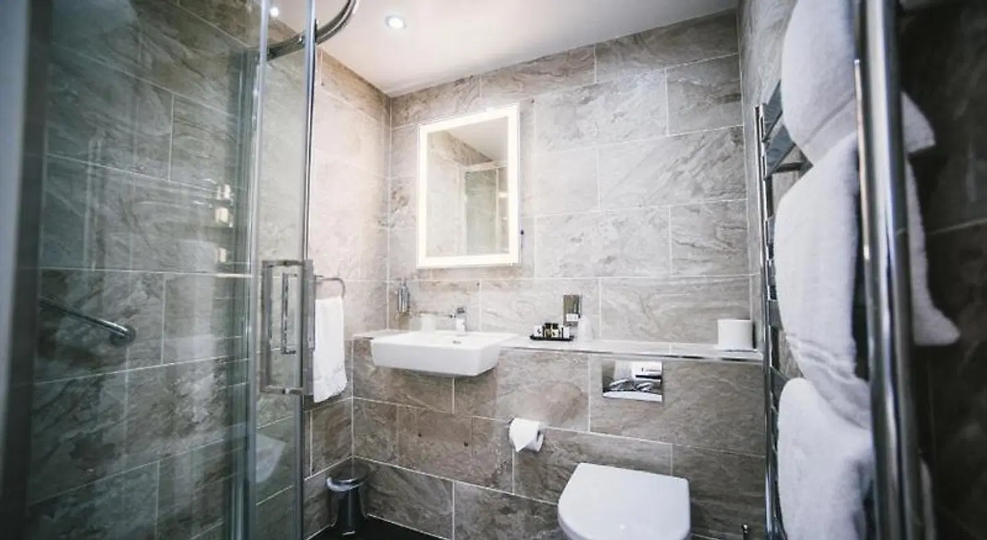 The Bedford Hotel Badezimmer