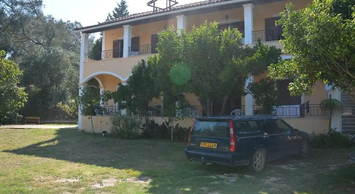 Elena EXTERIOR