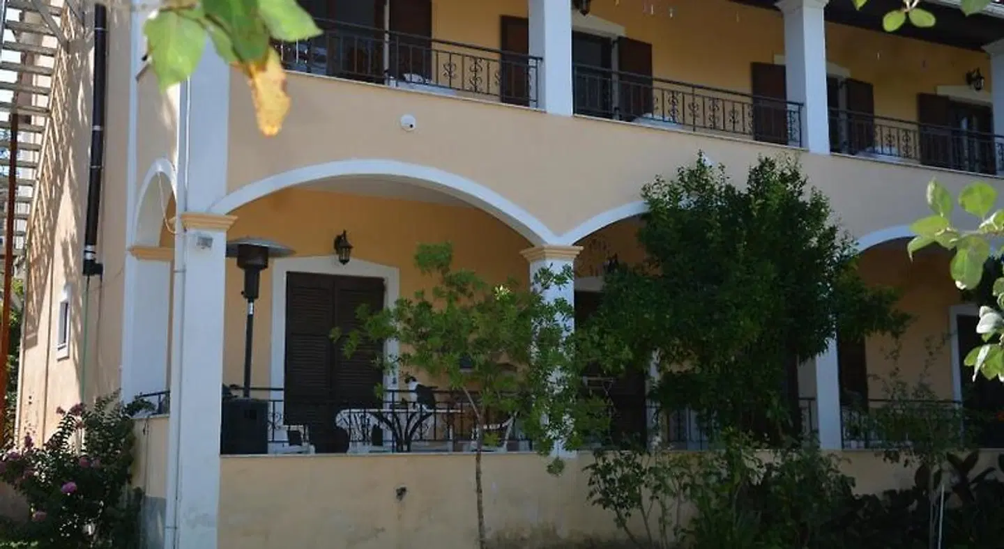 Elena EXTERIOR