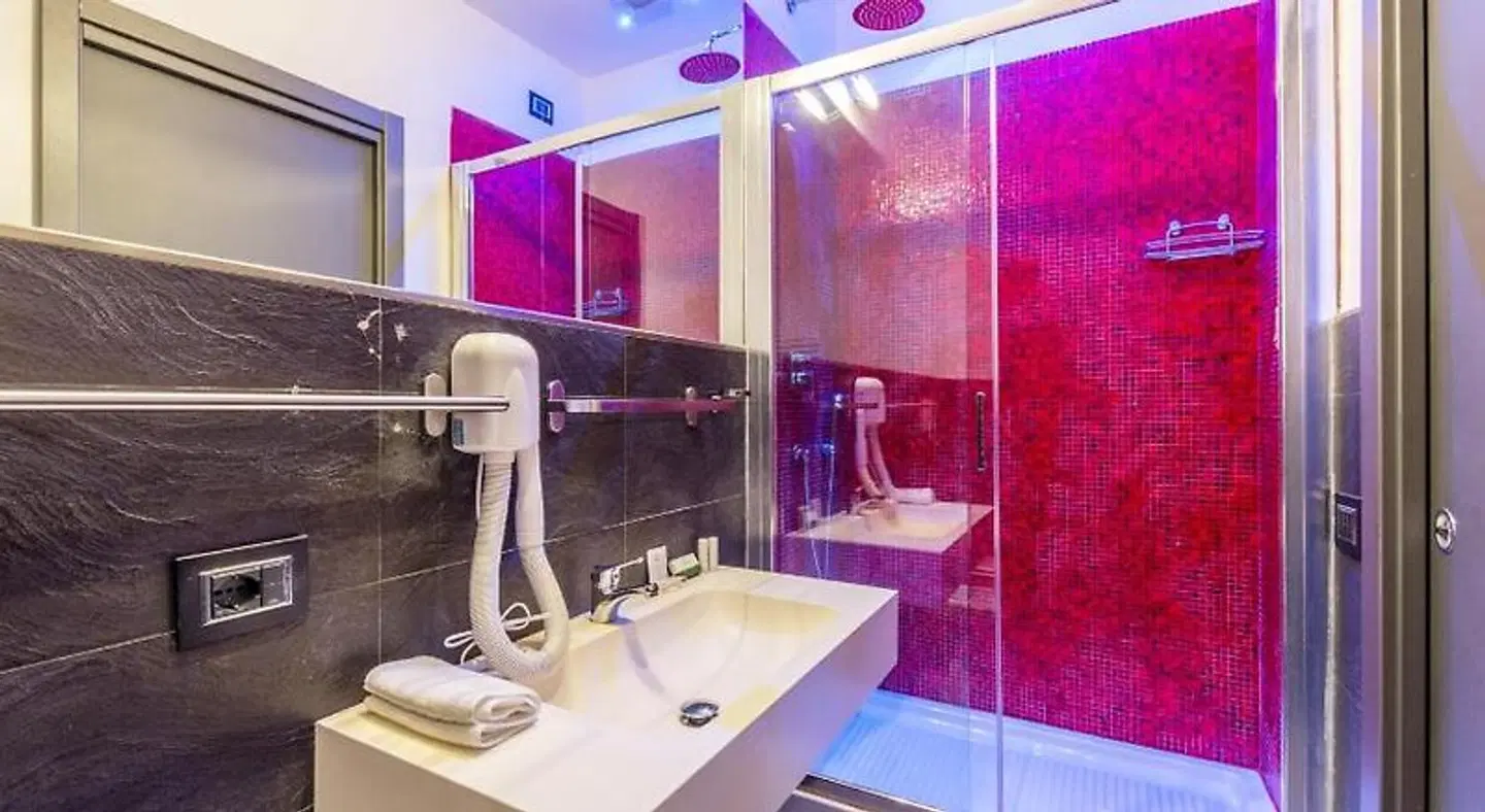 Merulana 139 Suites Badezimmer