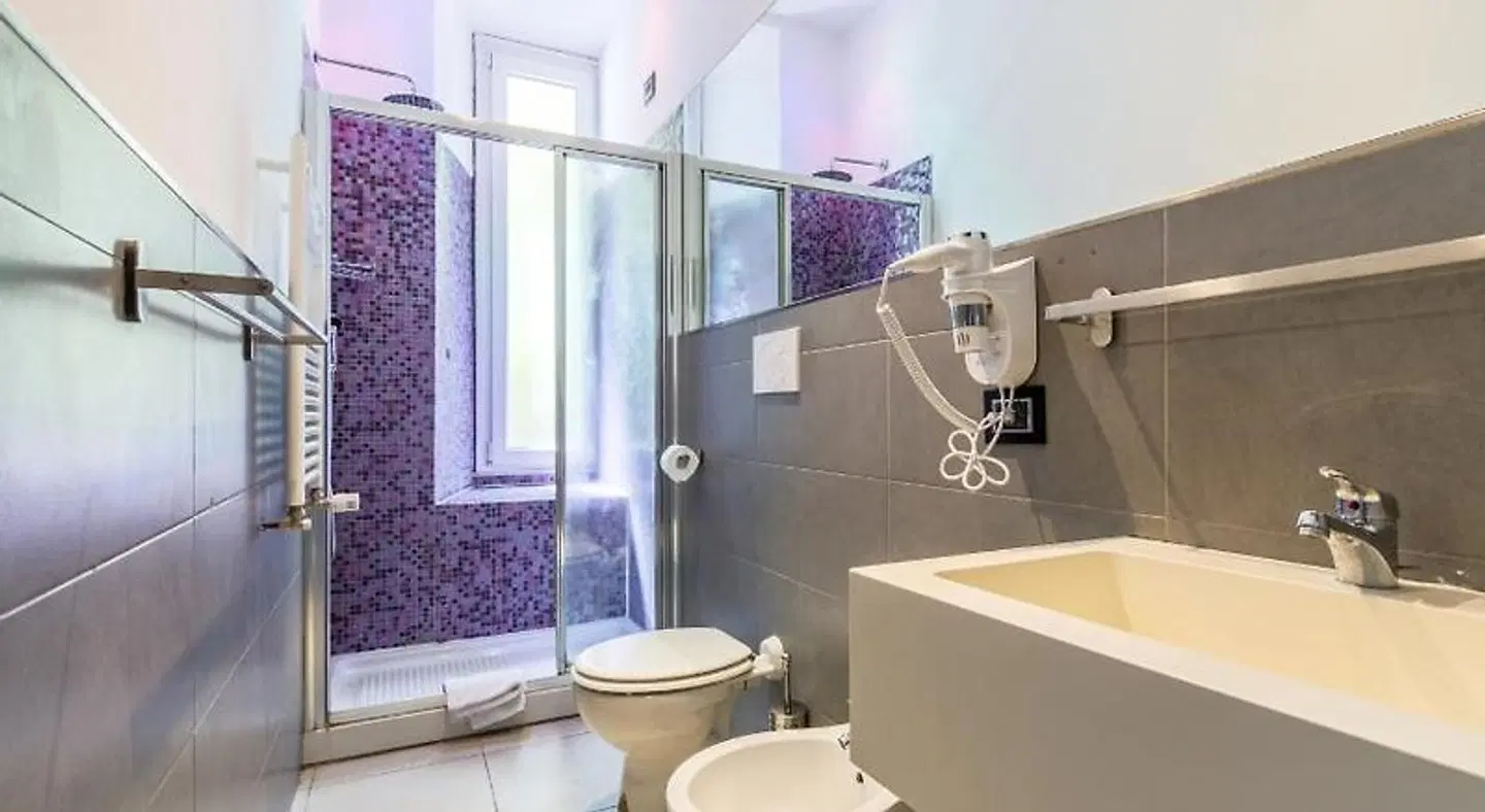 Merulana 139 Suites Badezimmer