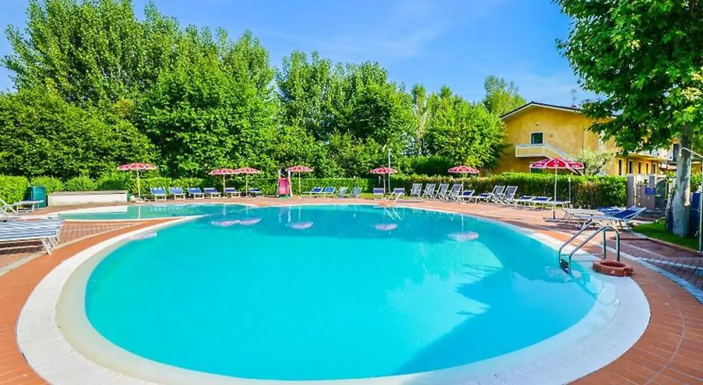 Riel OUTDOOR_POOL