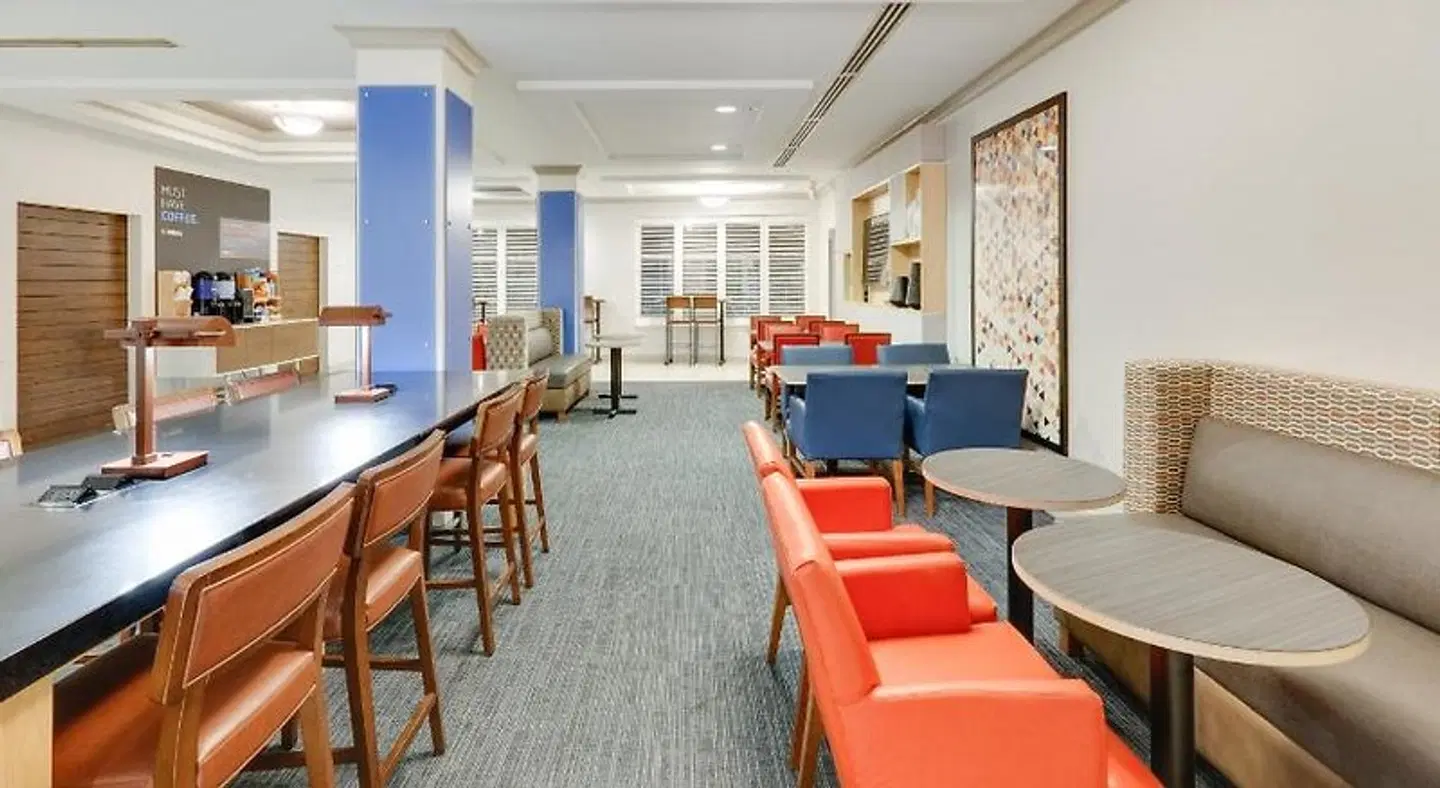 Holiday Inn Express & Suites Dublin by IHG Bar