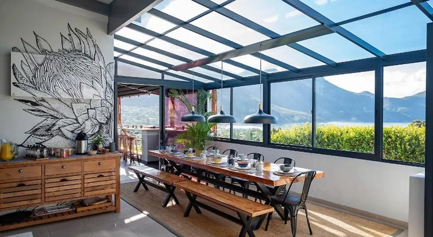 Hout & About Guest House Restaurant
