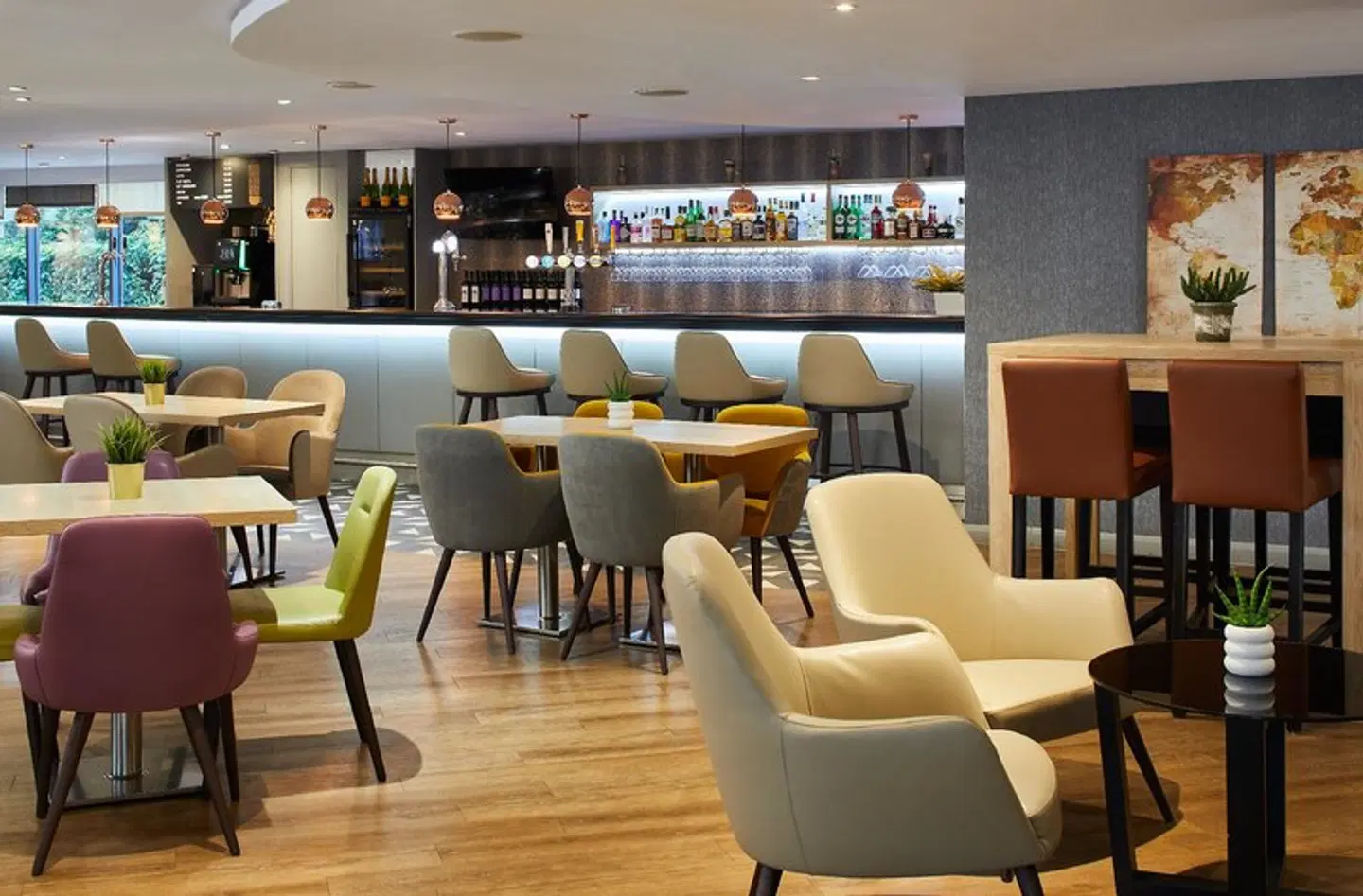 Leonardo London Heathrow Airport Bar