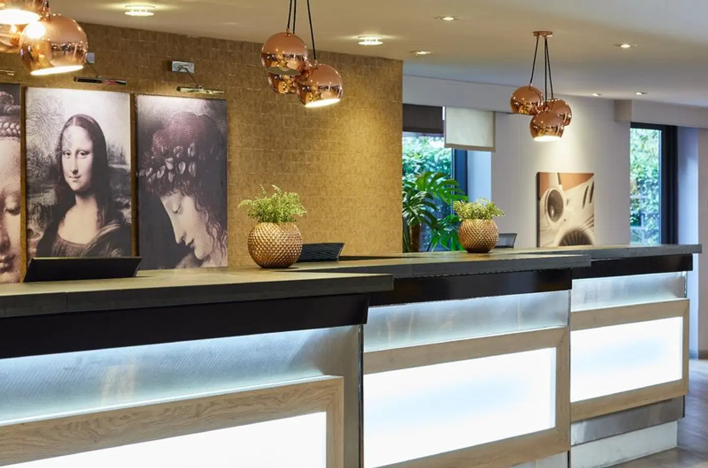 Leonardo London Heathrow Airport Bar