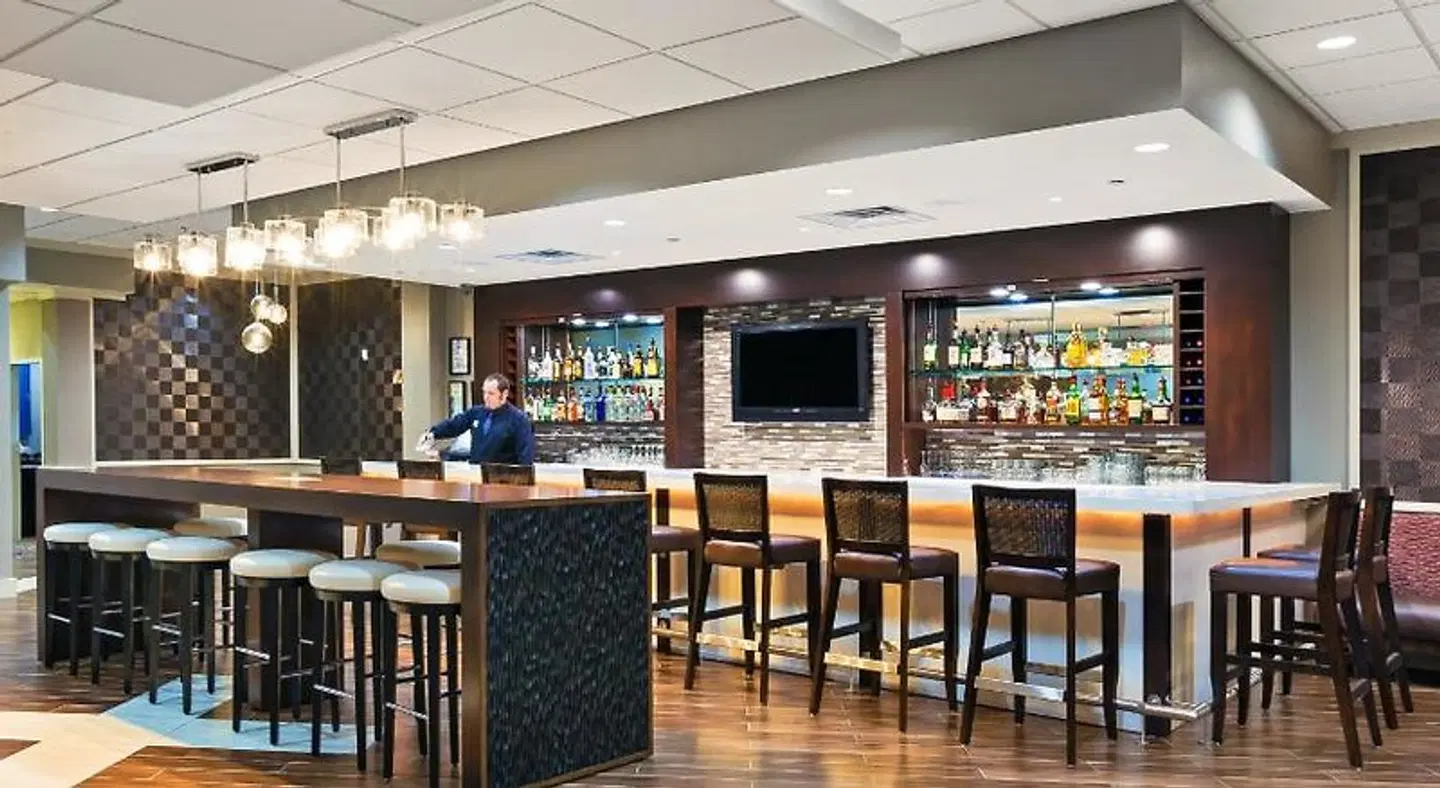 Holiday Inn Tyler - Conference Center by IHG Bar
