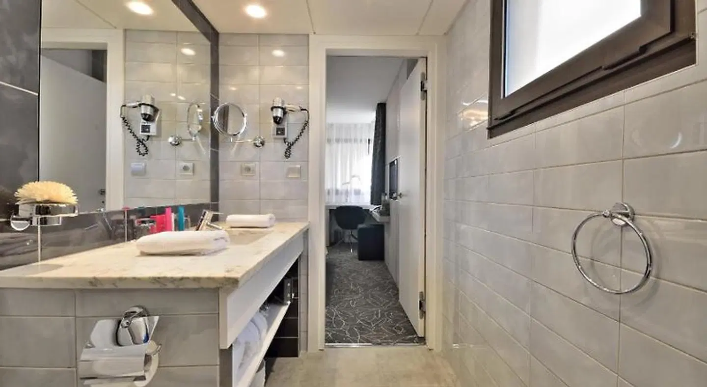 Cézanne Hôtel Spa Badezimmer