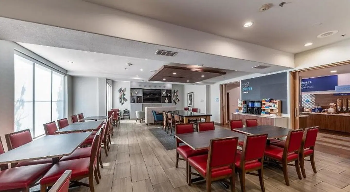 Holiday Inn Express & Suites Fort Worth - Fossil Creek by IHG Bar