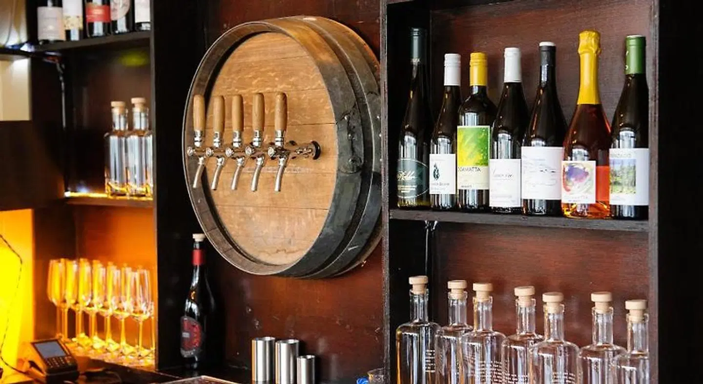 Arch Guesthouse Bar