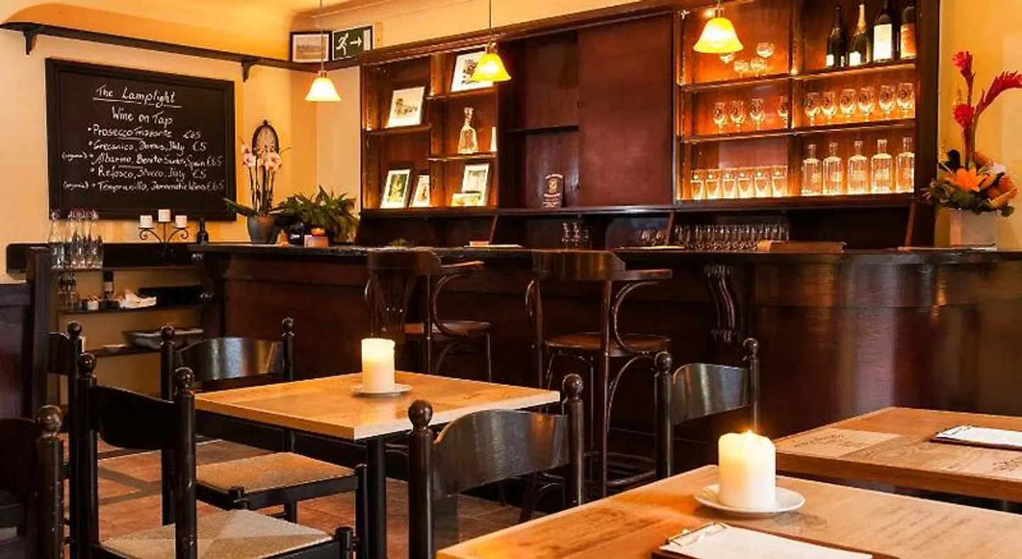 Arch Guesthouse Bar