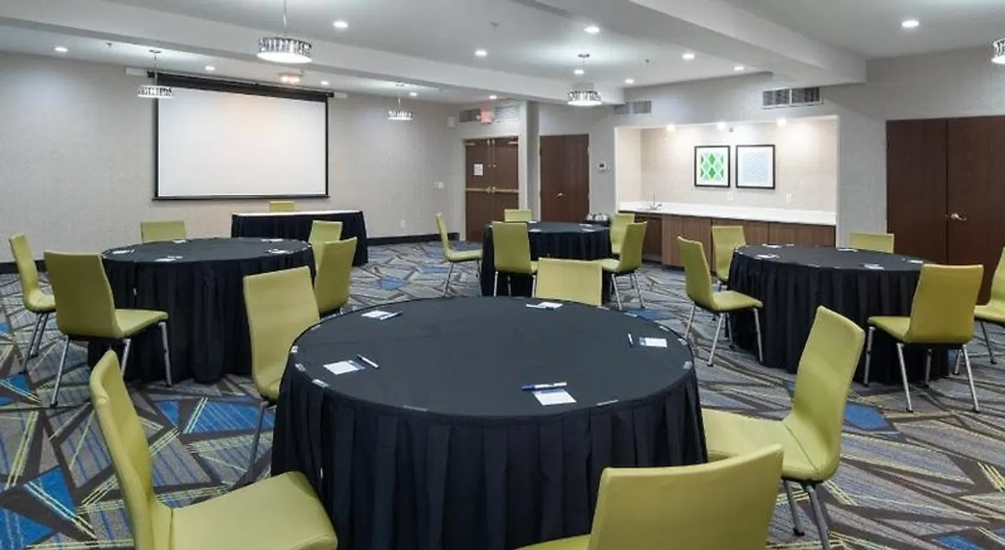 Holiday Inn Express & Suites Arlington (I-20-Parks Mall) by IHG Konferenz