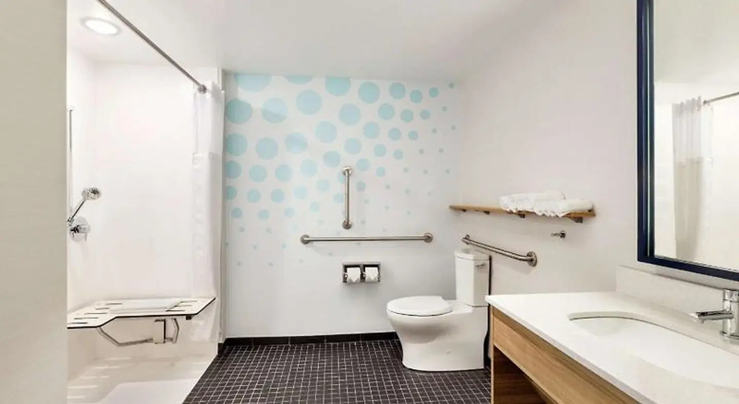 Tru by Hilton Wichita Northeast Badezimmer