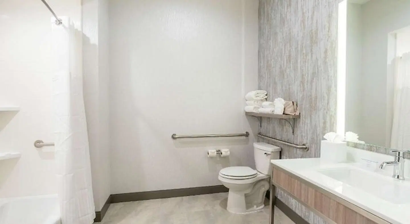 Hilton Garden Inn Wichita Downtown Badezimmer