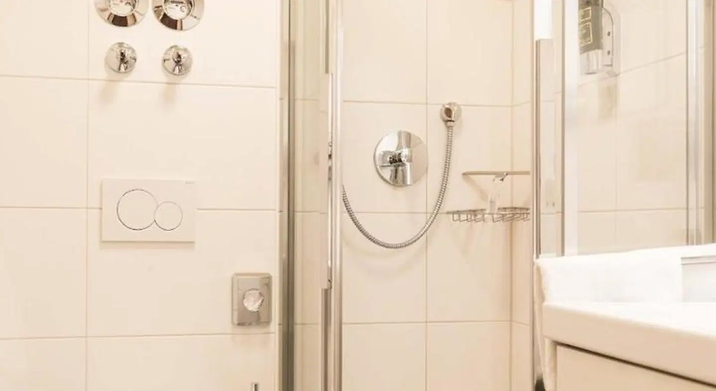 ALPEN DELUXE OBERAMMERGAU Badezimmer